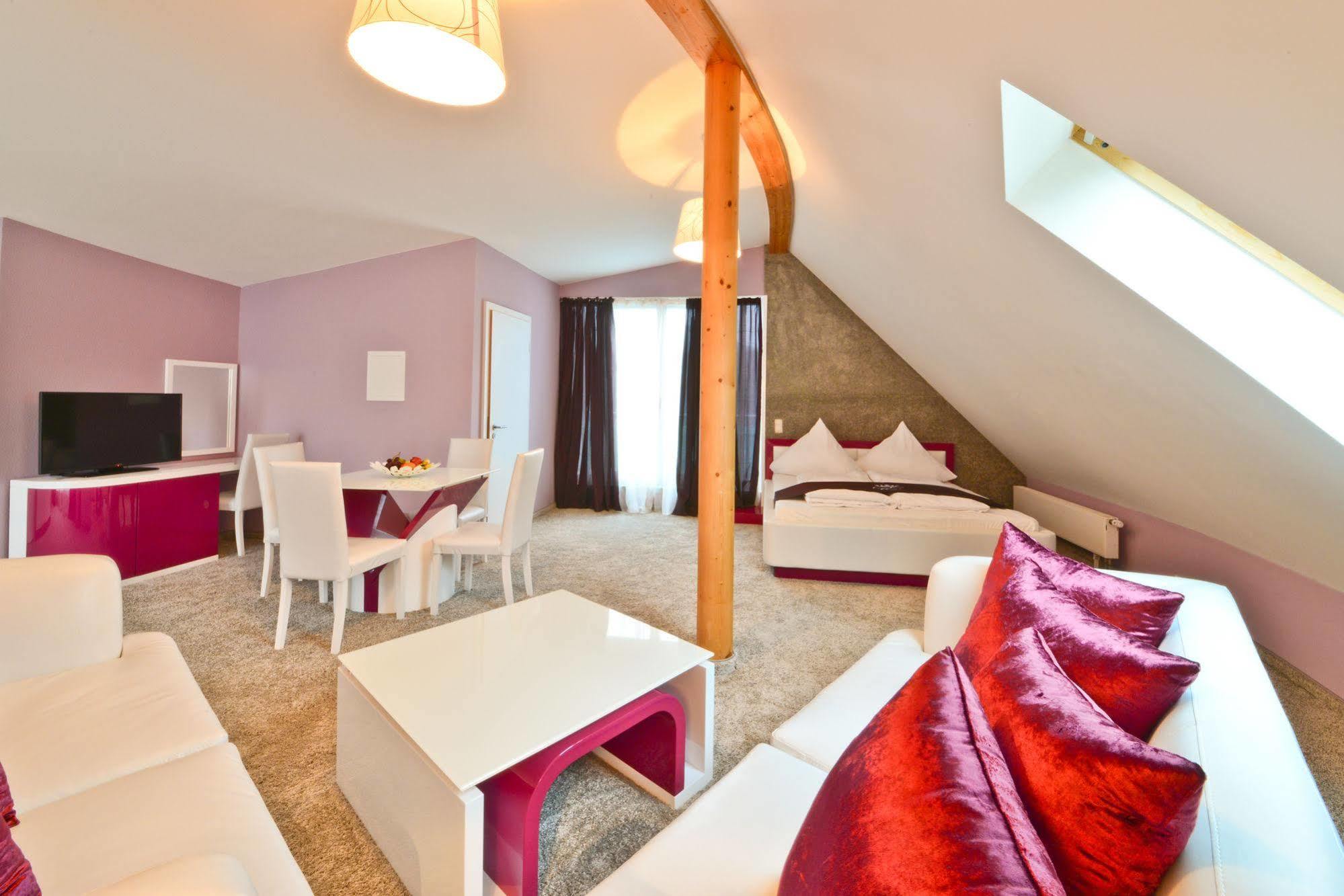 Empress Boutique 3*